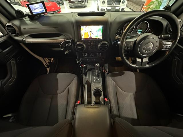 ジープ・ラングラーアンリミテッド スポーツ　１年保証付／正規ディーラー車／リフトアップ／フルセグ／ヒッチメンバー／ＥＴＣ／前＆横＆後カメラ／Ｂｌｕｅｔｏｏｔｈ＆ＵＳＢ／ＣＤ＆ＤＶＤ／キーレス／ナンバー移設／フォグライト／１７インチＸＤホイール（33枚目）