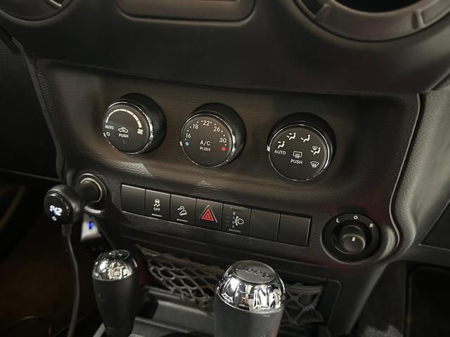 ジープ・ラングラーアンリミテッド スポーツ　１年保証付／正規ディーラー車／リフトアップ／フルセグ／ヒッチメンバー／ＥＴＣ／前＆横＆後カメラ／Ｂｌｕｅｔｏｏｔｈ＆ＵＳＢ／ＣＤ＆ＤＶＤ／キーレス／ナンバー移設／フォグライト／１７インチＸＤホイール（46枚目）
