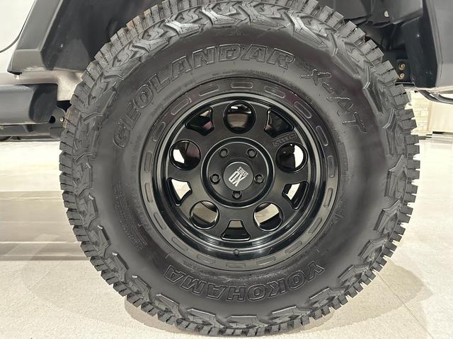 ジープ・ラングラーアンリミテッド スポーツ　１年保証付／正規ディーラー車／リフトアップ／フルセグ／ヒッチメンバー／ＥＴＣ／前＆横＆後カメラ／Ｂｌｕｅｔｏｏｔｈ＆ＵＳＢ／ＣＤ＆ＤＶＤ／キーレス／ナンバー移設／フォグライト／１７インチＸＤホイール（56枚目）