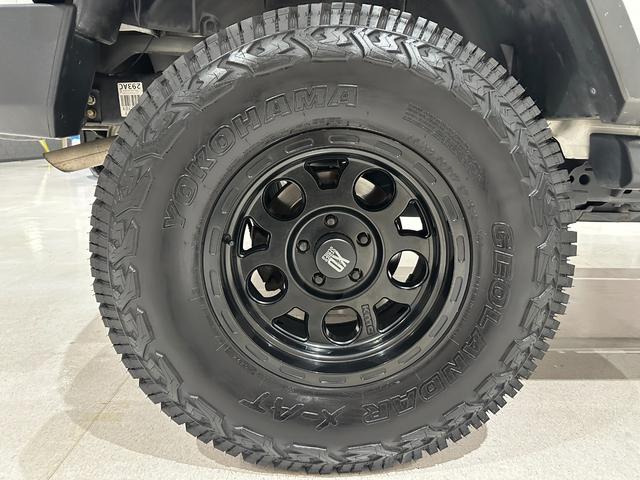 ジープ・ラングラーアンリミテッド スポーツ　１年保証付／正規ディーラー車／リフトアップ／フルセグ／ヒッチメンバー／ＥＴＣ／前＆横＆後カメラ／Ｂｌｕｅｔｏｏｔｈ＆ＵＳＢ／ＣＤ＆ＤＶＤ／キーレス／ナンバー移設／フォグライト／１７インチＸＤホイール（57枚目）