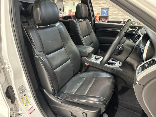 ジープ・グランドチェロキー サミット　１年保証付／正規ディーラー車／サンルーフ／黒革パワーシート／エアシート＆ヒーター／フルセグ／Ｃａｒｐｌａｙ／ステアリングヒーター／エアサス／ＢＳＭ／ＥＴＣ／前＆横＆後カメラ／純正２０ｉｎｃｈＡＷ（22枚目）