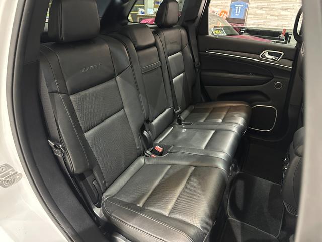 ジープ・グランドチェロキー サミット　１年保証付／正規ディーラー車／サンルーフ／黒革パワーシート／エアシート＆ヒーター／フルセグ／Ｃａｒｐｌａｙ／ステアリングヒーター／エアサス／ＢＳＭ／ＥＴＣ／前＆横＆後カメラ／純正２０ｉｎｃｈＡＷ（24枚目）