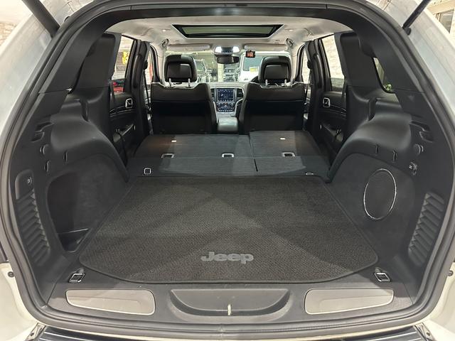 ジープ・グランドチェロキー サミット　１年保証付／正規ディーラー車／サンルーフ／黒革パワーシート／エアシート＆ヒーター／フルセグ／Ｃａｒｐｌａｙ／ステアリングヒーター／エアサス／ＢＳＭ／ＥＴＣ／前＆横＆後カメラ／純正２０ｉｎｃｈＡＷ（28枚目）
