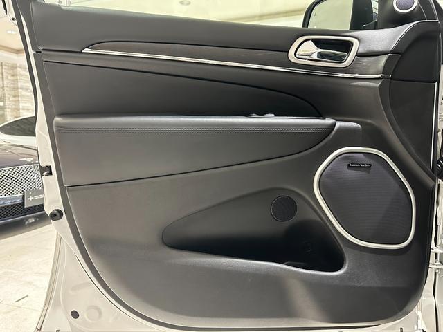 ジープ・グランドチェロキー サミット　１年保証付／正規ディーラー車／サンルーフ／黒革パワーシート／エアシート＆ヒーター／フルセグ／Ｃａｒｐｌａｙ／ステアリングヒーター／エアサス／ＢＳＭ／ＥＴＣ／前＆横＆後カメラ／純正２０ｉｎｃｈＡＷ（32枚目）