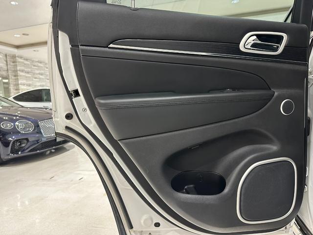 ジープ・グランドチェロキー サミット　１年保証付／正規ディーラー車／サンルーフ／黒革パワーシート／エアシート＆ヒーター／フルセグ／Ｃａｒｐｌａｙ／ステアリングヒーター／エアサス／ＢＳＭ／ＥＴＣ／前＆横＆後カメラ／純正２０ｉｎｃｈＡＷ（34枚目）