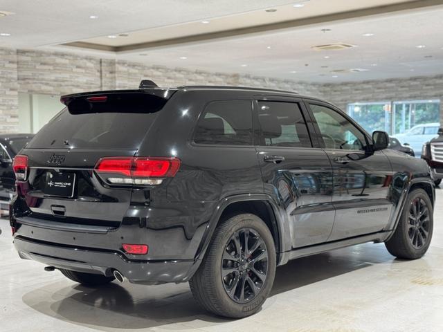 ジープ・グランドチェロキー アルティテュード　１年保証付／限定車／Ａｐｐｌｅｃａｒｐｌａｙ／ハーフレザー／シートヒーター／エアサス／ＤＳＲＣ／クルーズコントロール／フルセグ／前後ソナー／フロント＆サイド＆バックカメラ／ＰＵＳＨスタート／純２０ＡＷ（16枚目）