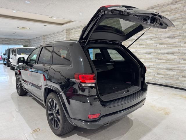 ジープ・グランドチェロキー アルティテュード　１年保証付／限定車／Ａｐｐｌｅｃａｒｐｌａｙ／ハーフレザー／シートヒーター／エアサス／ＤＳＲＣ／クルーズコントロール／フルセグ／前後ソナー／フロント＆サイド＆バックカメラ／ＰＵＳＨスタート／純２０ＡＷ（21枚目）