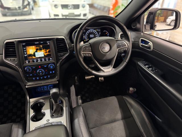 ジープ・グランドチェロキー アルティテュード　１年保証付／限定車／Ａｐｐｌｅｃａｒｐｌａｙ／ハーフレザー／シートヒーター／エアサス／ＤＳＲＣ／クルーズコントロール／フルセグ／前後ソナー／フロント＆サイド＆バックカメラ／ＰＵＳＨスタート／純２０ＡＷ（33枚目）