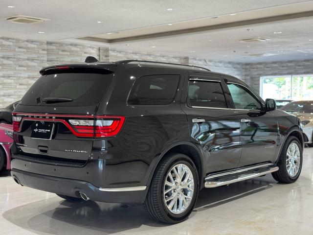 ダッジ・デュランゴ シタデル　１年保証付／新車並行車／１オーナー／Ａｕｔｏｃｈｅｃｋ／社外ナビ／サブウーファー／Ｆダウンモニター／黒革／ヒーター＆エアコン／Ｆ＆Ｓ＆Ｂカメ／ＢＴ／ＥＴＣ／電動リアゲート／リアソナー／純２０ＡＷ（16枚目）