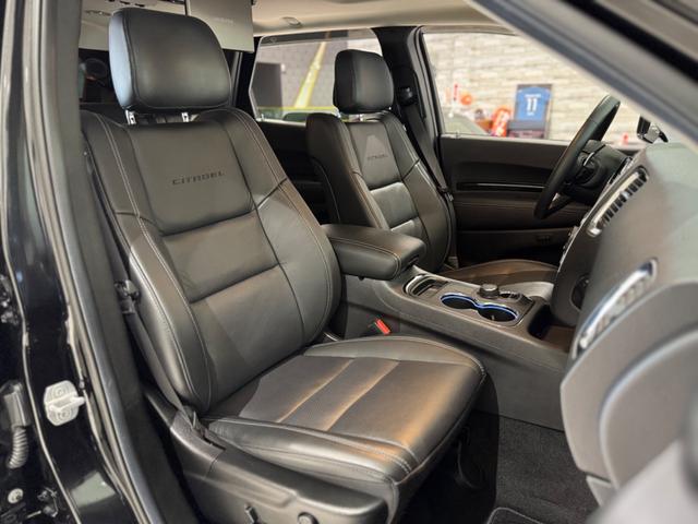 ダッジ・デュランゴ シタデル　１年保証付／新車並行車／１オーナー／Ａｕｔｏｃｈｅｃｋ／社外ナビ／サブウーファー／Ｆダウンモニター／黒革／ヒーター＆エアコン／Ｆ＆Ｓ＆Ｂカメ／ＢＴ／ＥＴＣ／電動リアゲート／リアソナー／純２０ＡＷ（23枚目）