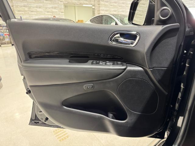 ダッジ・デュランゴ シタデル　１年保証付／新車並行車／１オーナー／Ａｕｔｏｃｈｅｃｋ／社外ナビ／サブウーファー／Ｆダウンモニター／黒革／ヒーター＆エアコン／Ｆ＆Ｓ＆Ｂカメ／ＢＴ／ＥＴＣ／電動リアゲート／リアソナー／純２０ＡＷ（56枚目）