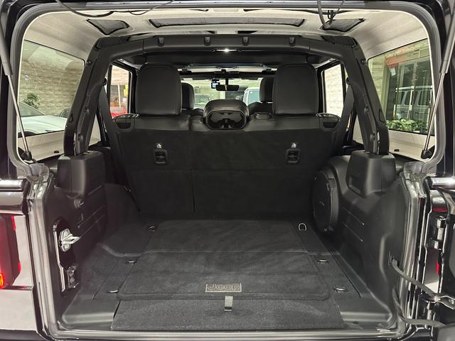 ジープ・ラングラーアンリミテッド サハラ　ローンチエディション　１年保証付／Ｃａｒｐｌａｙ／黒革ヒーター／フルセグ／ステアリングヒーター／ＥＴＣ／ＢＳＭ／前後ソナー／前＆横＆後カメラ／Ｂｌｕｅｔｏｏｔｈ＆ＵＳＢ／フォグライト／ＰＵＳＨスタート／純正１８ｉｎｃｈＡＷ（28枚目）