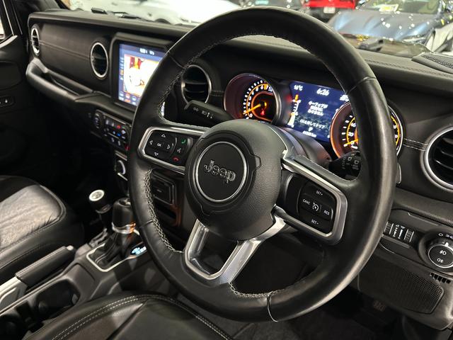 ジープ・ラングラーアンリミテッド サハラ　ローンチエディション　１年保証付／Ｃａｒｐｌａｙ／黒革ヒーター／フルセグ／ステアリングヒーター／ＥＴＣ／ＢＳＭ／前後ソナー／前＆横＆後カメラ／Ｂｌｕｅｔｏｏｔｈ＆ＵＳＢ／フォグライト／ＰＵＳＨスタート／純正１８ｉｎｃｈＡＷ（34枚目）