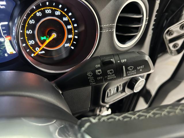 ジープ・ラングラーアンリミテッド サハラ　ローンチエディション　１年保証付／Ｃａｒｐｌａｙ／黒革ヒーター／フルセグ／ステアリングヒーター／ＥＴＣ／ＢＳＭ／前後ソナー／前＆横＆後カメラ／Ｂｌｕｅｔｏｏｔｈ＆ＵＳＢ／フォグライト／ＰＵＳＨスタート／純正１８ｉｎｃｈＡＷ（38枚目）