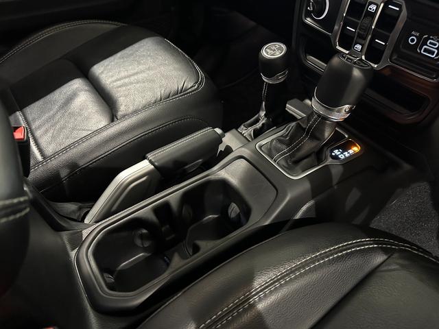 ジープ・ラングラーアンリミテッド サハラ　ローンチエディション　１年保証付／Ｃａｒｐｌａｙ／黒革ヒーター／フルセグ／ステアリングヒーター／ＥＴＣ／ＢＳＭ／前後ソナー／前＆横＆後カメラ／Ｂｌｕｅｔｏｏｔｈ＆ＵＳＢ／フォグライト／ＰＵＳＨスタート／純正１８ｉｎｃｈＡＷ（50枚目）