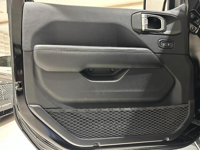 ジープ・ラングラーアンリミテッド サハラ　ローンチエディション　１年保証付／Ｃａｒｐｌａｙ／黒革ヒーター／フルセグ／ステアリングヒーター／ＥＴＣ／ＢＳＭ／前後ソナー／前＆横＆後カメラ／Ｂｌｕｅｔｏｏｔｈ＆ＵＳＢ／フォグライト／ＰＵＳＨスタート／純正１８ｉｎｃｈＡＷ（53枚目）