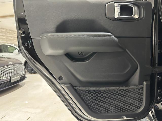 ジープ・ラングラーアンリミテッド サハラ　ローンチエディション　１年保証付／Ｃａｒｐｌａｙ／黒革ヒーター／フルセグ／ステアリングヒーター／ＥＴＣ／ＢＳＭ／前後ソナー／前＆横＆後カメラ／Ｂｌｕｅｔｏｏｔｈ＆ＵＳＢ／フォグライト／ＰＵＳＨスタート／純正１８ｉｎｃｈＡＷ（54枚目）