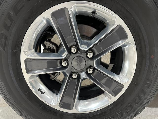 ジープ・ラングラーアンリミテッド サハラ　ローンチエディション　１年保証付／Ｃａｒｐｌａｙ／黒革ヒーター／フルセグ／ステアリングヒーター／ＥＴＣ／ＢＳＭ／前後ソナー／前＆横＆後カメラ／Ｂｌｕｅｔｏｏｔｈ＆ＵＳＢ／フォグライト／ＰＵＳＨスタート／純正１８ｉｎｃｈＡＷ（58枚目）