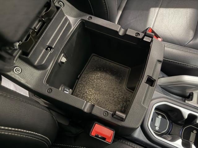 ジープ・ラングラーアンリミテッド サハラ　１年保証付／Ａｐｐｌｅｃａｒｐｌａｙ／黒革シート／シートヒーター付／ＡＣＣ／ＥＴＣ２．０／前後ソナー／ステアリングヒーター／Ｆ＆Ｂカメラ／純正１８ＡＷ（53枚目）