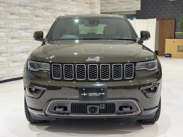 ジープ・グランドチェロキー ７５ｔｈアニバーサリーエディション　１年保証付／８０台限定車／黒ベージュ革パワーシート／シートヒーター／ステアリングヒーター／フルセグ／ＥＴＣ／ＡＣＣ／ＢＳＭ／エアサス／Ｂｌｕｅｔｏｏｔｈ＆ＵＳＢ／前＆横＆後カメラ／純正２０ｉｎｃｈＡＷ（9枚目）