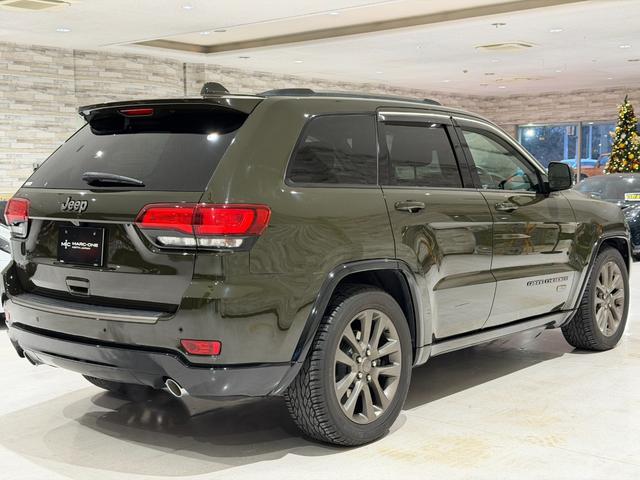 ジープ・グランドチェロキー ７５ｔｈアニバーサリーエディション　１年保証付／８０台限定車／黒ベージュ革パワーシート／シートヒーター／ステアリングヒーター／フルセグ／ＥＴＣ／ＡＣＣ／ＢＳＭ／エアサス／Ｂｌｕｅｔｏｏｔｈ＆ＵＳＢ／前＆横＆後カメラ／純正２０ｉｎｃｈＡＷ（21枚目）