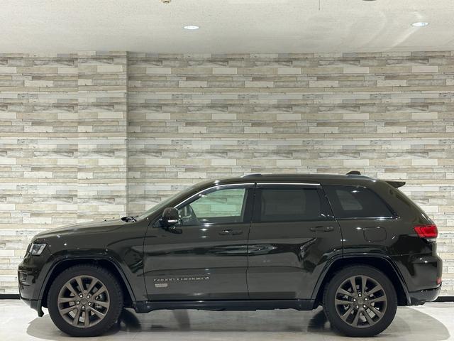 ジープ・グランドチェロキー ７５ｔｈアニバーサリーエディション　１年保証付／８０台限定車／黒ベージュ革パワーシート／シートヒーター／ステアリングヒーター／フルセグ／ＥＴＣ／ＡＣＣ／ＢＳＭ／エアサス／Ｂｌｕｅｔｏｏｔｈ＆ＵＳＢ／前＆横＆後カメラ／純正２０ｉｎｃｈＡＷ（22枚目）