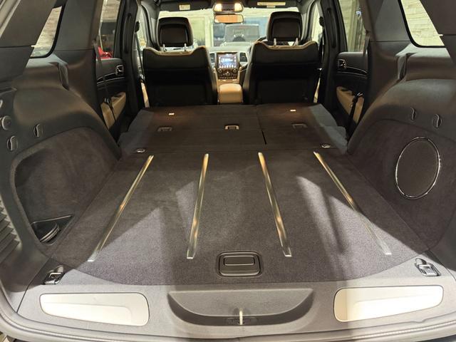 ジープ・グランドチェロキー ７５ｔｈアニバーサリーエディション　１年保証付／８０台限定車／黒ベージュ革パワーシート／シートヒーター／ステアリングヒーター／フルセグ／ＥＴＣ／ＡＣＣ／ＢＳＭ／エアサス／Ｂｌｕｅｔｏｏｔｈ＆ＵＳＢ／前＆横＆後カメラ／純正２０ｉｎｃｈＡＷ（29枚目）