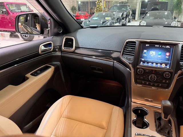 ジープ・グランドチェロキー ７５ｔｈアニバーサリーエディション　１年保証付／８０台限定車／黒ベージュ革パワーシート／シートヒーター／ステアリングヒーター／フルセグ／ＥＴＣ／ＡＣＣ／ＢＳＭ／エアサス／Ｂｌｕｅｔｏｏｔｈ＆ＵＳＢ／前＆横＆後カメラ／純正２０ｉｎｃｈＡＷ（32枚目）