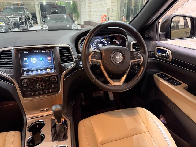 ジープ・グランドチェロキー ７５ｔｈアニバーサリーエディション　１年保証付／８０台限定車／黒ベージュ革パワーシート／シートヒーター／ステアリングヒーター／フルセグ／ＥＴＣ／ＡＣＣ／ＢＳＭ／エアサス／Ｂｌｕｅｔｏｏｔｈ＆ＵＳＢ／前＆横＆後カメラ／純正２０ｉｎｃｈＡＷ（33枚目）