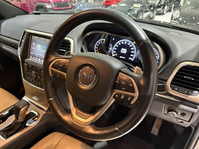 ジープ・グランドチェロキー ７５ｔｈアニバーサリーエディション　１年保証付／８０台限定車／黒ベージュ革パワーシート／シートヒーター／ステアリングヒーター／フルセグ／ＥＴＣ／ＡＣＣ／ＢＳＭ／エアサス／Ｂｌｕｅｔｏｏｔｈ＆ＵＳＢ／前＆横＆後カメラ／純正２０ｉｎｃｈＡＷ（34枚目）