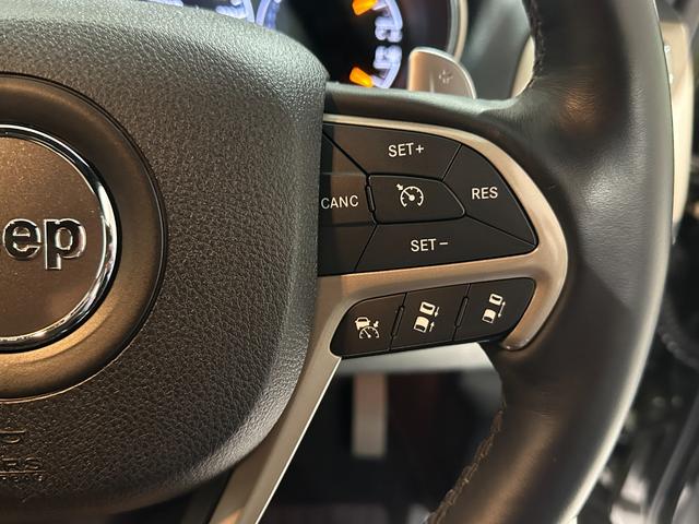 ジープ・グランドチェロキー ７５ｔｈアニバーサリーエディション　１年保証付／８０台限定車／黒ベージュ革パワーシート／シートヒーター／ステアリングヒーター／フルセグ／ＥＴＣ／ＡＣＣ／ＢＳＭ／エアサス／Ｂｌｕｅｔｏｏｔｈ＆ＵＳＢ／前＆横＆後カメラ／純正２０ｉｎｃｈＡＷ（36枚目）