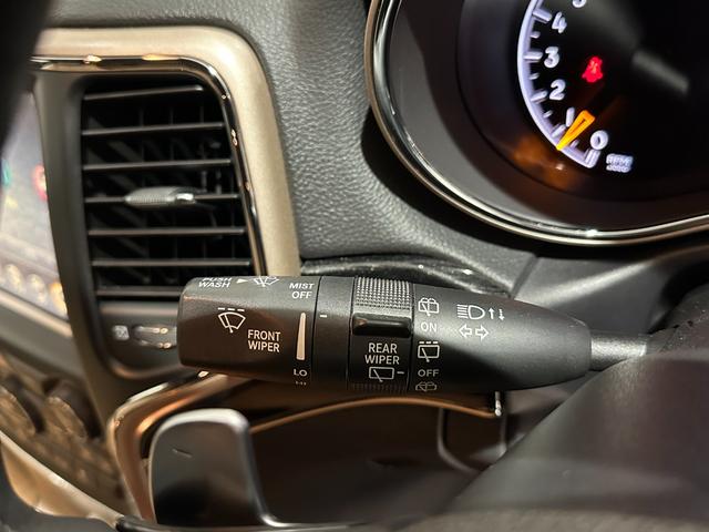 ジープ・グランドチェロキー ７５ｔｈアニバーサリーエディション　１年保証付／８０台限定車／黒ベージュ革パワーシート／シートヒーター／ステアリングヒーター／フルセグ／ＥＴＣ／ＡＣＣ／ＢＳＭ／エアサス／Ｂｌｕｅｔｏｏｔｈ＆ＵＳＢ／前＆横＆後カメラ／純正２０ｉｎｃｈＡＷ（37枚目）