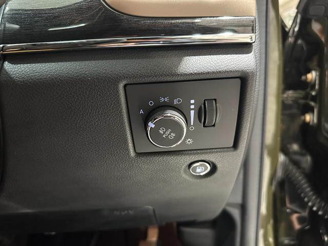 ジープ・グランドチェロキー ７５ｔｈアニバーサリーエディション　１年保証付／８０台限定車／黒ベージュ革パワーシート／シートヒーター／ステアリングヒーター／フルセグ／ＥＴＣ／ＡＣＣ／ＢＳＭ／エアサス／Ｂｌｕｅｔｏｏｔｈ＆ＵＳＢ／前＆横＆後カメラ／純正２０ｉｎｃｈＡＷ（51枚目）