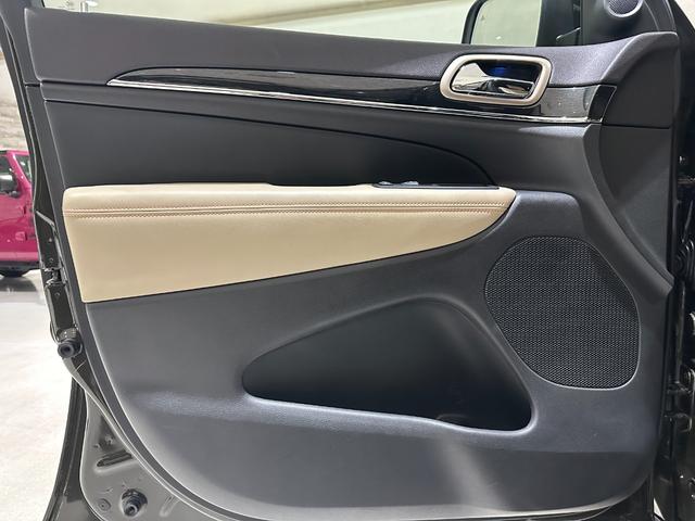 ジープ・グランドチェロキー ７５ｔｈアニバーサリーエディション　１年保証付／８０台限定車／黒ベージュ革パワーシート／シートヒーター／ステアリングヒーター／フルセグ／ＥＴＣ／ＡＣＣ／ＢＳＭ／エアサス／Ｂｌｕｅｔｏｏｔｈ＆ＵＳＢ／前＆横＆後カメラ／純正２０ｉｎｃｈＡＷ（52枚目）