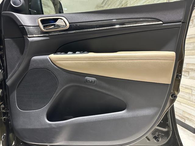 ジープ・グランドチェロキー ７５ｔｈアニバーサリーエディション　１年保証付／８０台限定車／黒ベージュ革パワーシート／シートヒーター／ステアリングヒーター／フルセグ／ＥＴＣ／ＡＣＣ／ＢＳＭ／エアサス／Ｂｌｕｅｔｏｏｔｈ＆ＵＳＢ／前＆横＆後カメラ／純正２０ｉｎｃｈＡＷ（53枚目）