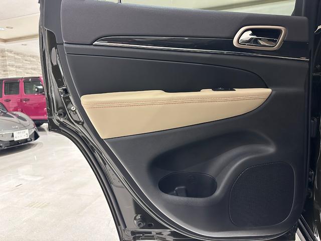 ジープ・グランドチェロキー ７５ｔｈアニバーサリーエディション　１年保証付／８０台限定車／黒ベージュ革パワーシート／シートヒーター／ステアリングヒーター／フルセグ／ＥＴＣ／ＡＣＣ／ＢＳＭ／エアサス／Ｂｌｕｅｔｏｏｔｈ＆ＵＳＢ／前＆横＆後カメラ／純正２０ｉｎｃｈＡＷ（54枚目）