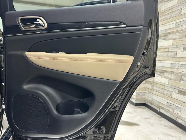 ジープ・グランドチェロキー ７５ｔｈアニバーサリーエディション　１年保証付／８０台限定車／黒ベージュ革パワーシート／シートヒーター／ステアリングヒーター／フルセグ／ＥＴＣ／ＡＣＣ／ＢＳＭ／エアサス／Ｂｌｕｅｔｏｏｔｈ＆ＵＳＢ／前＆横＆後カメラ／純正２０ｉｎｃｈＡＷ（55枚目）