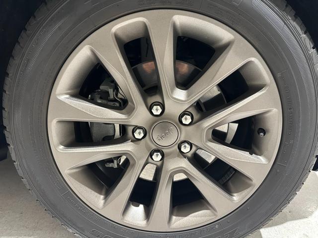 ジープ・グランドチェロキー ７５ｔｈアニバーサリーエディション　１年保証付／８０台限定車／黒ベージュ革パワーシート／シートヒーター／ステアリングヒーター／フルセグ／ＥＴＣ／ＡＣＣ／ＢＳＭ／エアサス／Ｂｌｕｅｔｏｏｔｈ＆ＵＳＢ／前＆横＆後カメラ／純正２０ｉｎｃｈＡＷ（57枚目）