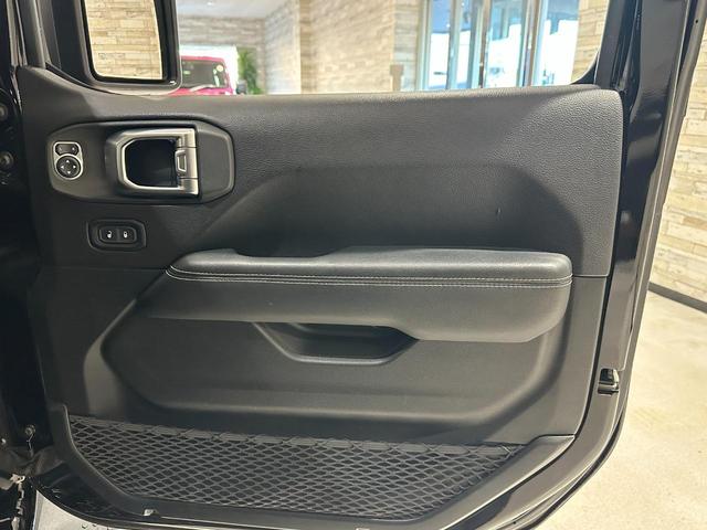 ジープ・ラングラーアンリミテッド サハラ　１年保証付／Ｃａｒｐｌａｙ／黒革シート／シートヒーター／ステアリングヒーター／フルセグ／Ｂｌｕｅｔｏｏｔｈ＆ＵＳＢ／前後ソナー／前＆横＆後カメラ／ＥＴＣ／ＢＳＭ／ＡＣＣ／純正１８ｉｎｃｈＡＷ（54枚目）