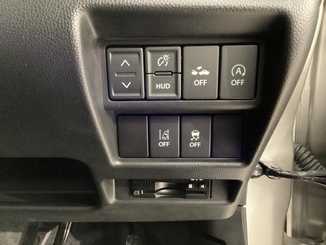 安全装置のスイッチは運転席パネル右下に集約されています。任意で切り替え可能なため状況に合わせてお使いください。