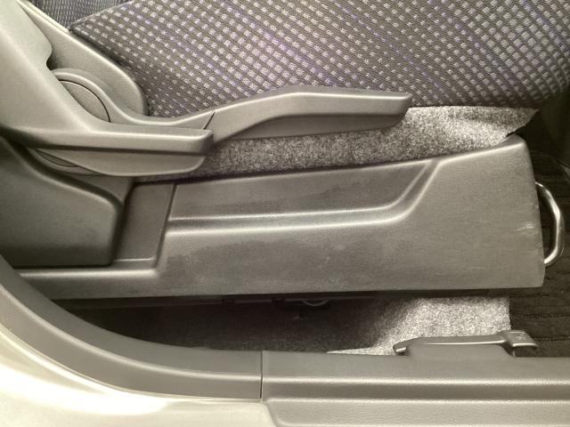 運転席にはドライバーの体型や好みに応じて前後方向だけでなく、高さの調整ができるシートリフターを装備！