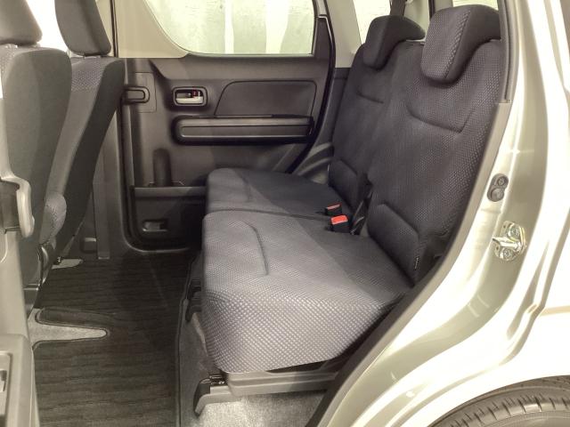 リアシートも使用感なく良い状態です！足元ゆったり伸ばして座れますよ！