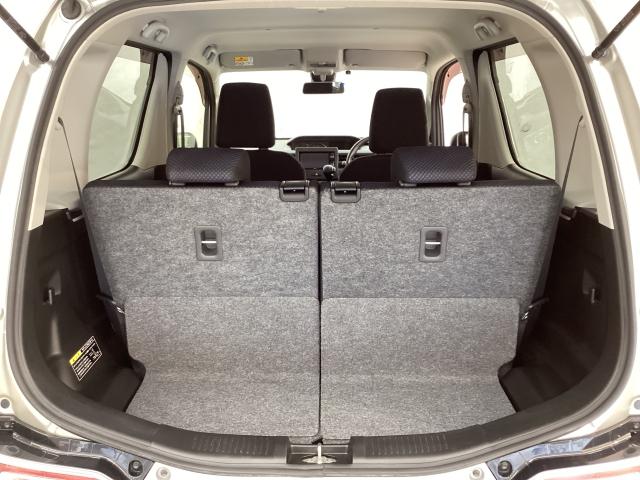 リアシートを使用していても、しっかり積めるワイドなトランクスペース！