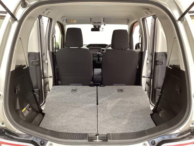 リアシートも簡単格納ができ、大きな荷物もらくらく収納できます！