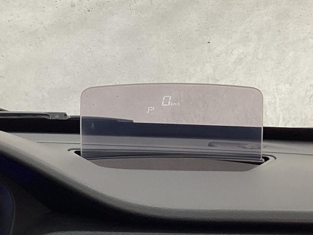 車速などを表示してくれるアクティブ・ドライビング・ディスプレイ。視線や焦点調節が少なく済み、気持ちよく安全に運転を楽しめます。