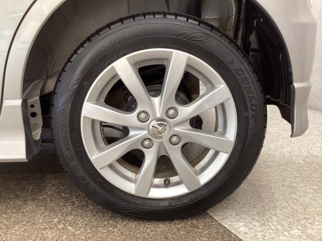 純正アルミホイールがボディデザインをより一層引き立たせます。