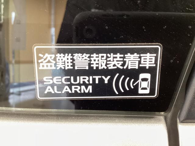 この車両は盗難警報装置付き車です。純正のスマートキーに連動していますので煩わしい操作も不要で安心ですね。