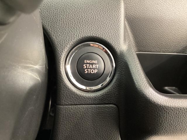 エンジンの始動は、鍵を差し込んで回すなどの操作をせずにエンジンをかけられるプッシュスタート式を採用しています。