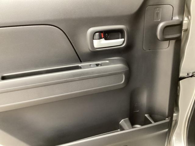 後部座席には雨の日に嬉しいアンブレラホルダー（傘立て）がございます。