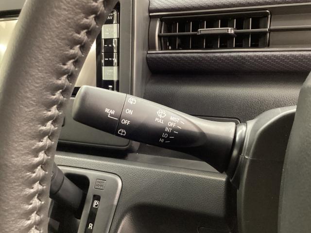 小雨時に快適な間欠式ワイパーです。もちろんリヤワイパーも装備です。